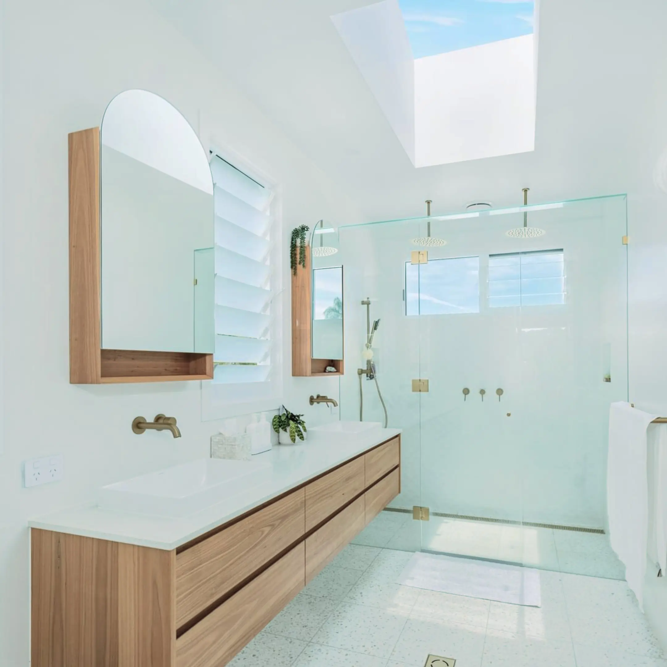 custom shopify website designer on the Gold Coast. Improving sales and conversion rate for shopify business owners by offering website design, brand design and digital marketing management.